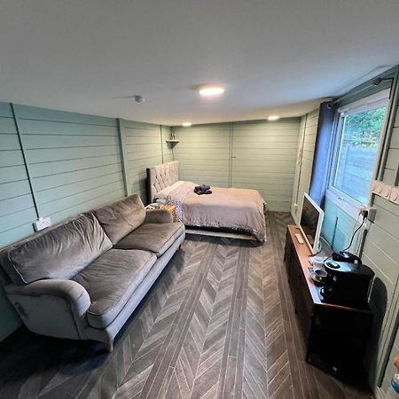 Cozy Cabin Independent Ensuite Гильдфорд Экстерьер фото