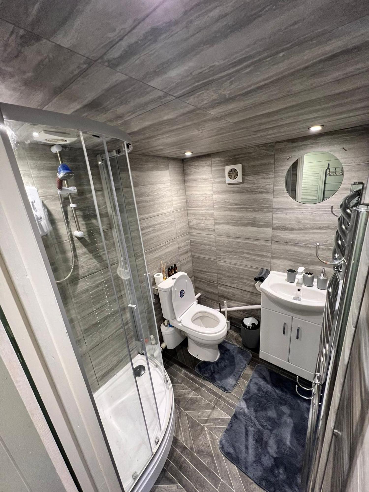Cozy Cabin Independent Ensuite Гильдфорд Экстерьер фото