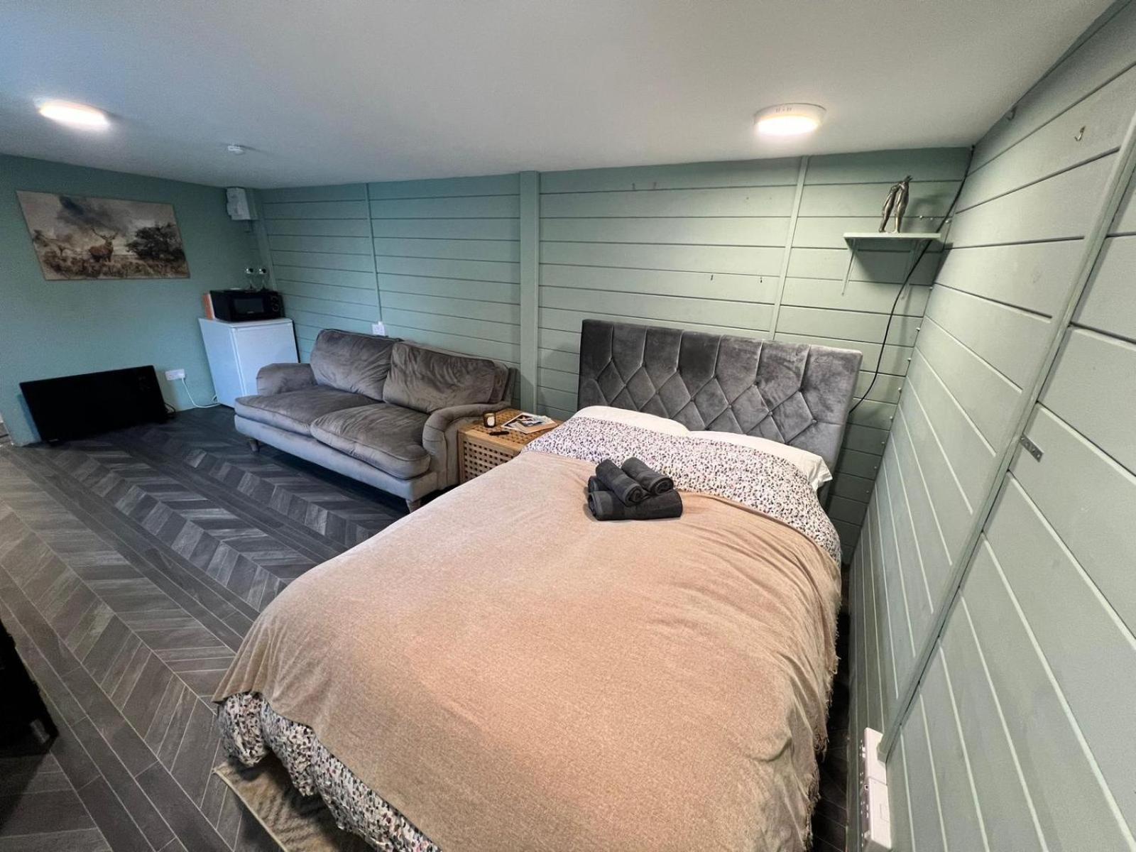 Cozy Cabin Independent Ensuite Гильдфорд Экстерьер фото